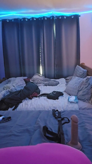 Sexyfilomena Puts Her Toy on Her Massage Table and Sits on It thumbnail