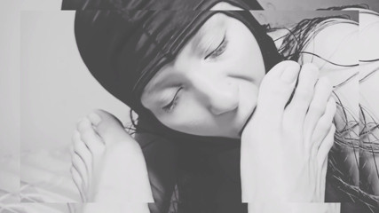 It feels so good to lick her feet.