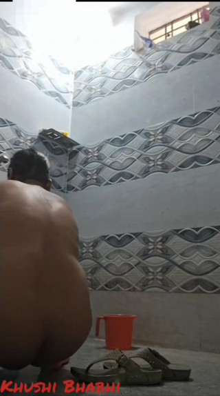 Desi bhabhi bathroom me naha rahi h...