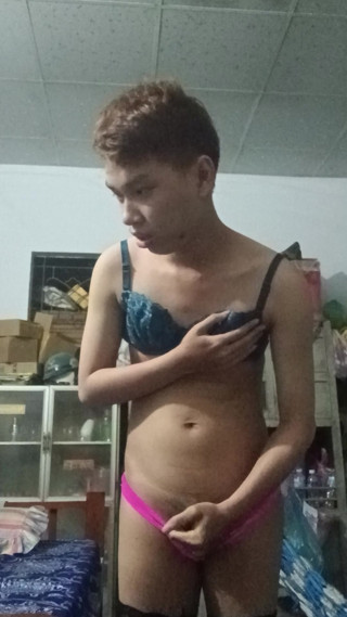 Young men wear underwear, bras, lace socks, and 6cm high heels to masturbate