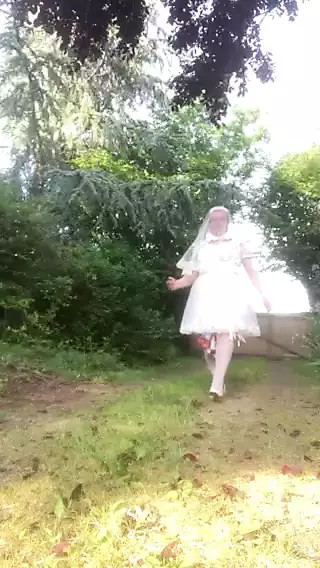 Small walk in wedding dress thumbnail