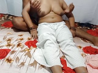 Hot indian bhabhi having romance.