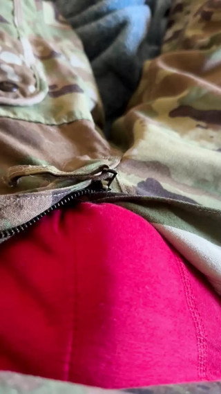Horny US Army soldier relaxes after a chopper flight and jerks off in uniform until comming