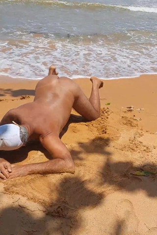 Ladysilva showing off her hot ass on the beach naked