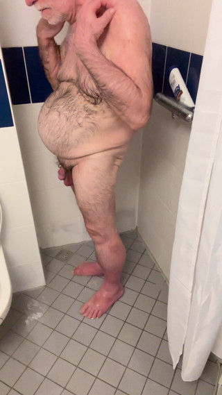 Shower Time for Coach Karl 6765