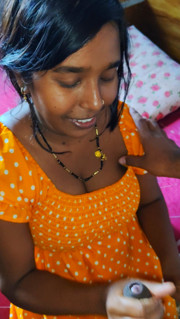 Bahan aapne bhai ka land hilai aaur aapne chut me pahli bar Bhai ka land dal di - brother and stepsister sex.