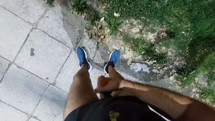 Drkam kurac, covek prolazi (risky street jerking, no cum)