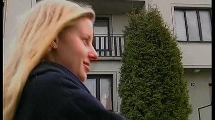 Junge Blondine mit zwei Dildos fickt sich selbst