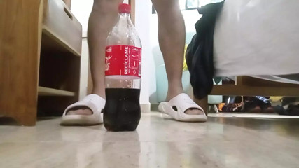 This guy really knows how to have fun at home with his ass
