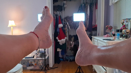 Red toe nails, gold toe rings and an anklet! thumbnail