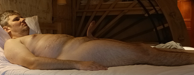 Mastrubation in a big hotel room till cum.