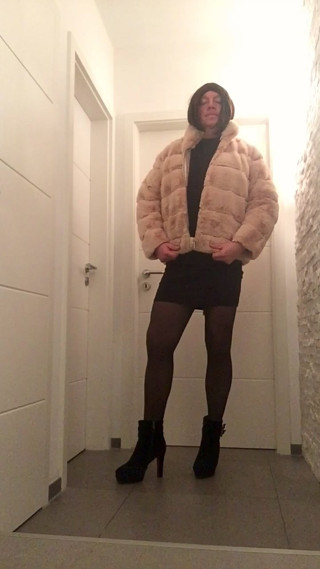 Nicki-Crossdress sexy Mesh-Kleid, Strumpfhose und High-Heels