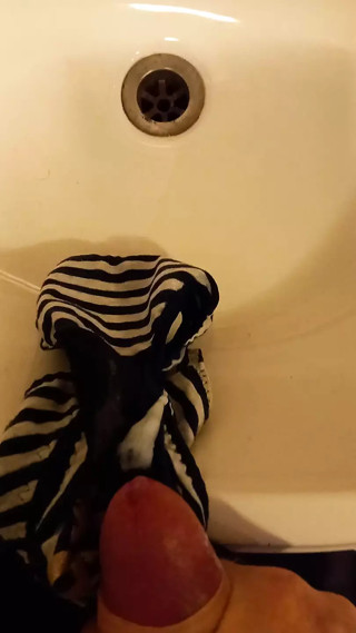 Cumshot in dirty panties while visiting friend
