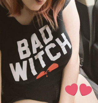 Pawg in car plays with herself under her shorts