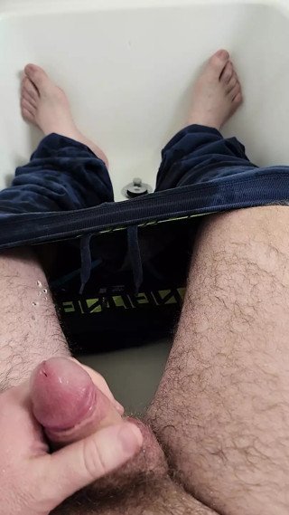 Quick piss in the tub