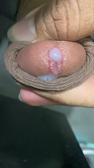 In the bathroom, there was a cock that was getting an erection, only knowing how to endure it, not having to do it