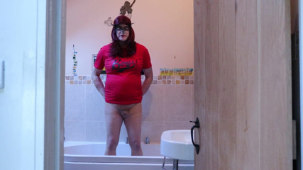 Crossdresser pissing in tights