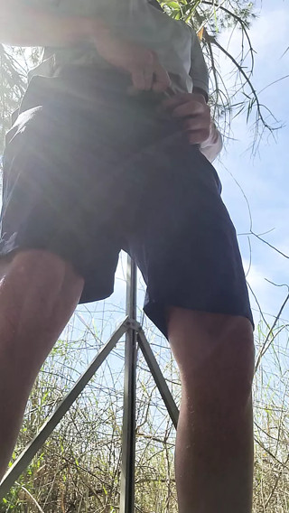 Seul dans la foret j'exhibe mon intimite et mon jus