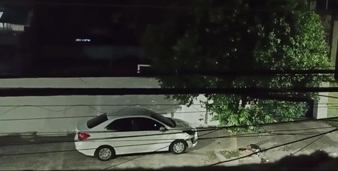 Fucks with Lover in the Car in Front of the House and Comes Back Full of Cum Smiling