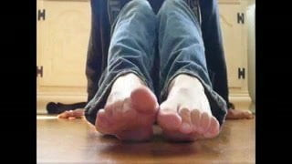 expose my perfect feet