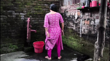 I see my aunty was cleaning the bathroom so I hugged her and started fucking her ass