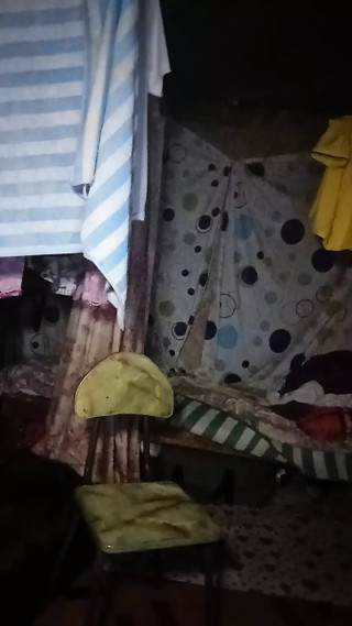 Nag paiyot ganiha ang Reyna sa labas ng bahay