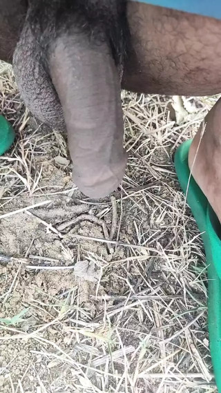 Desi aunty ko dekh kar Handjob outdoor