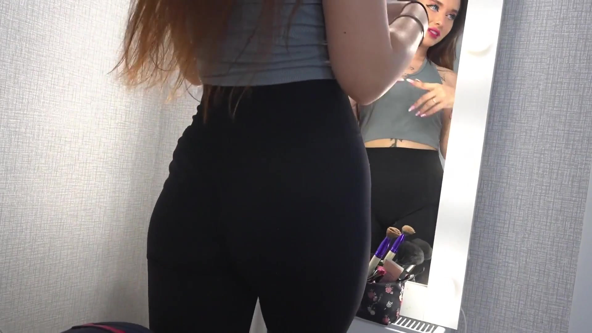 My Stepsister Flexed Her Butt for Her Boyfriend, but I Was Faster