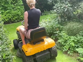 You Must See This! Mowing the Lawn While Sucking Dick with Sluttyshanna