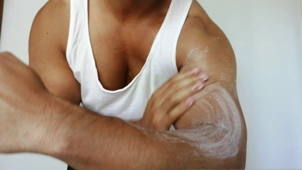Spread my sperm on my muscle arm