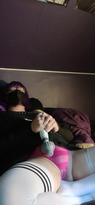 vibrator masturbation and cumming through panties with Raven LeTrap