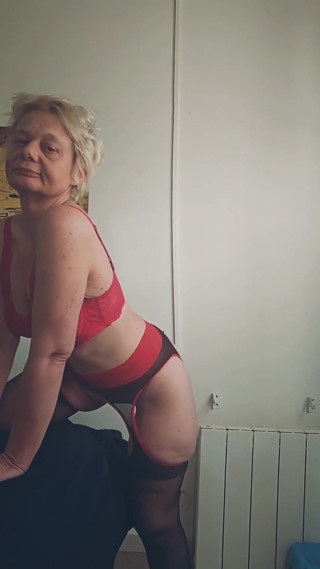 A Sexy Striptease to Start the Day off Right. Do You Like It?