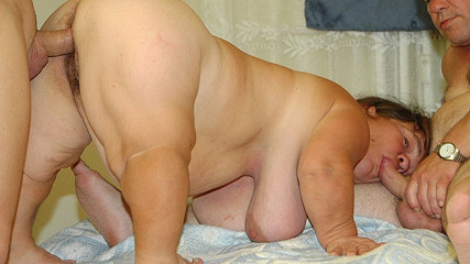 midget couple&rsquo;s first threesome