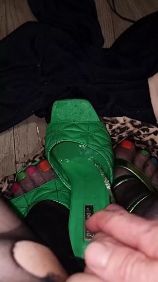 Let me know if my rainbow toes getting some hot pee turns you on