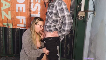 Ya MILF Doesn't Even Forgive the Pizza Delivery Man