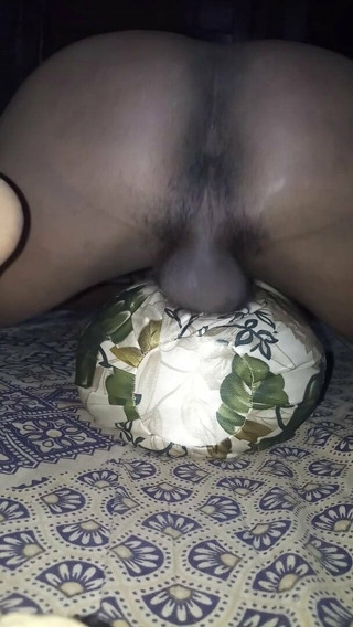 Gav k ladke ne pillow ke sath doggystyle me