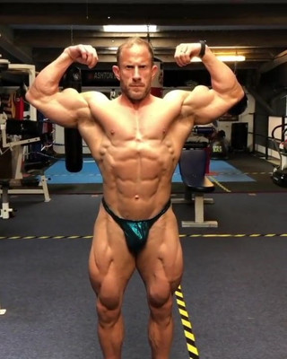 GYM POSING