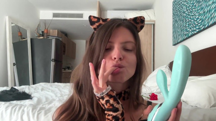 Solo Stream Leopard Toy Sucking