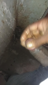 Bathrum me jakar muth mara