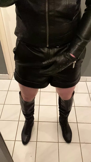 Sissy Laura Cumshot in Leather shorts and boots