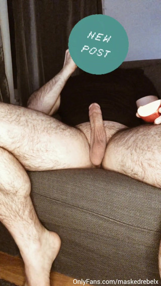 Hairy hunk plays with his fat cock while eating an apple