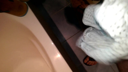 mit slip auf die flip flops meiner freundin wichsen