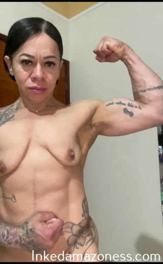 Come admire this tattooed muscle mommy