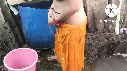 Anita ki hot look in bathing outside