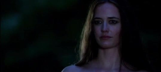 Eva Green montre ses beaux seins dans camelot