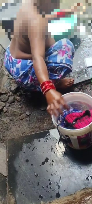 Sister-in-law was bathing in the open, bathing that sister-in-law saw hot sister-in-law's figure