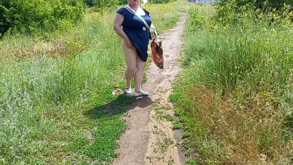A fat woman walks through the park shows her ass and masturbates