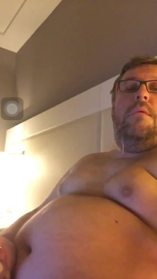 Chubby daddy shoot big load on his own face