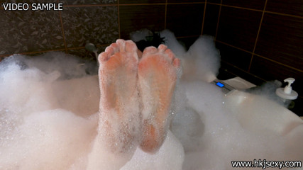 SOFT: Hotkinkyjo have a fun with her feets &amp; pussy in the bath