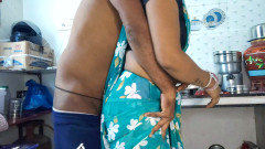 Bhabhi green saree mein cudai Apne Dewar ke sath kichen mein